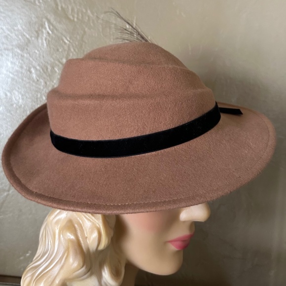 BEAUTIFUL VINTAGE BEIGE FELT FEDORA WITH SCULPTED CROWN AND BLACK VELVET BAND. main image 10